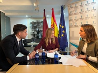 Firma del protocolo entre la Consejería y el Colegio de Farmacéuticos.