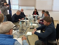 [123548] Imagen de la consejera Sara Rubira en la reunión con COAG, ASAJA, UPA y FECOAM para informar del paquete de ayudas