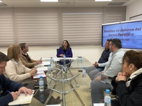 Imagen de la consejera Sara Rubira con los patrones mayores de las cofradías de pescadores de la Región de Murcia en la reunión para informar de ...