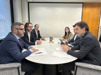 El consejero de Fomento e Infraestructuras, Jorge García Montoro, y el presidente de Croem, Miguel López Abad, y sus respectivos equipos durante ...