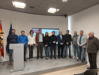 Imagen de la consejera Sara Rubira junto a los organizadores de la Feria de Maquinaria y Nutrición Apícola en la presentación de la misma este lunes...