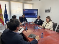 El consejero de Fomento e Infraestructuras, Jorge García Montoro, y el presidente de FRECOM, José Hernández Martínez, durante la reunión mantenida...