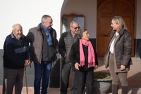 La consejera de Política Social, Familias e Igualdad, Conchita Ruiz, junto con el alcalde de Moratalla, Juan Soria, y los vecinos de El Sabinar