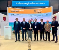 El director del Instituto de Turismo, Juan Francisco Martínez, con la alcaldesa de Cartagena y participantes en la presentación de la Ocean Race....