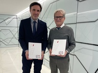 El consejero Jorge García Montoro junto con el presidente del Colegio de Aparejadores, Antonio Luis Mármol.