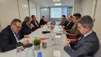 El consejero de Medio Ambiente, Universidades, Investigación y Mar Menor, Juan María Vázquez, durante la reunión de trabajo con el decano del Colegio...