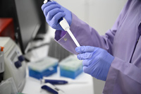 Imagen de trabajo en el laboratorio en el Centro de Empresas e Innovación de la Región de Murcia (Ceeim).