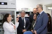El consejero de Salud, Juan José Pedreño, visitó el Servicio de Farmacia Hospitalaria del hospital de Yecla, que ha incorporado un sistema vertical...