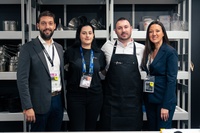 La consejera Carmen Conesa y el director del Instituto de Turismo, con el chef y la jefa de sala  del restaurante estrella Michelin 'Frases'