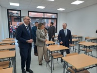 El consejero de Educación y Formación Profesional, Víctor Marín, junto con la alcaldesa de Cartagena, Noelia Arroyo, y el director del CIFP de Hostelería...