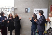 La consejera de Política Social, Conchita Ruiz, junto el alcalde de Molina de Segura, José Ángel Alfonso, y la directora de orquesta, Virginia Martínez,...