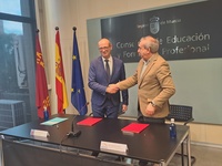 El consejero de Educación y Formación Profesional, Víctor Marín, firma un convenio de colaboración con la Fundación Elecnor