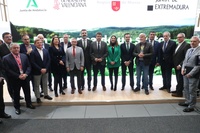 Foto de familia de los asistentes a la reunión en la zona institucional del stand de la Región de Murcia en Fruit Logistica