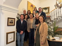 La directora de Competitividad y Calidad Turísticas, Eva Reverte, con los propietarios del  alojamiento y autoridades.