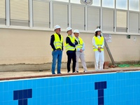 Un momento de la visita a las obras de la piscina del CAR por parte de las autoridades. 