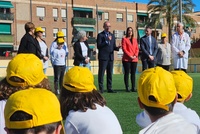 700 alumnos de Murcia forman un lazo azul para concienciar sobre el cáncer infantil