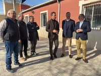 El consejero de Presidencia, Portavocía, Acción Exterior y Emergencias, Marcos Ortuño, esta mañana, en la Encarnación, acompañado por el alcalde ...
