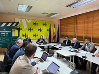 La consejera de Empresa, Empleo y Economía Social junto al resto de miembros del comité de seguimiento RIS4Mur.