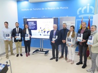 La consejera Carmen Conesa, con el director de la cátedra de Innovación Turística y representantes de asociaciones vinculadas al sector turístico...