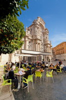 Turistas en la plaza de Belluga.