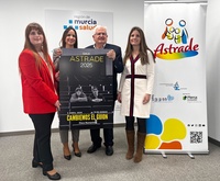 La gerente del SMS, Isabel Ayala (centro), junto al presidente de la asociación, Javier Ruiz de la Torre, la presentadora de la gala y usuaria de Astrade , Marisol Conesa ( primera por la izquierda), y la directora de la agencia Weekend , Cristina Jover, durante la presentación hoy en la Consejería de Salud de los premios anuales de la asociación Astrade