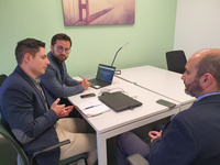 El director del Info, Joaquín Gómez, visita una empresa dedicada a la innovación biotecnológica.