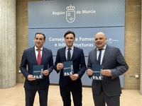 El consejero de Fomento e Infraestructuras, Jorge García Montoro, acompañado del presidente de la Federación de Municipios, Víctor Manuel López, ...