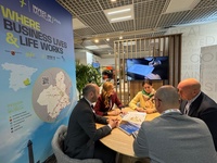 La consejera de Empresa, Marisa López Aragón, durante un encuentro en la Feria Mipim con empresas interesadas en la Región.