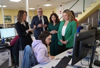 La consejera Conchita Ruiz, (1ª dcha), la DG de Mujer (2ª dcha), el presidente de SAES, y la directora de Personas y Cultura de SAES, junto a una...