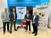 El director general de Deportes, con los representantes de las federaciones deportivas y organización del acto.