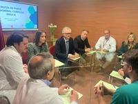 El consejero de Salud, Juan José Pedreño, acompañado por la gerente del Servicio Murciano de Salud (SMS), Isabel Ayala, y el alcalde Lorca, Fulgencio Gil, en el encuentro que mantuvo con responsables del hospital Rafal Méndez de Lorca.
