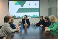 El consejero de Fomento e Infraestructuras, Jorge García Montoro, y la vicealcaldesa de Murcia, Rebeca Pérez, con sus respectivos equipos acuerdan...