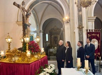 La consejera Carmen Conesa y el obispo de Cartagena, José Manuel Planes, contemplan la imagen restaurada del Cristo de la Salud de Espinardo.
