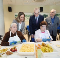 El consejero de Salud, Juan José Pedreño, y la consejera de Política Social, Familias e Igualdad, Conchita Ruiz, visitaron hoy la residencia de mayores...