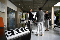 El director del Info, Joaquín Gómez, junto con algunos de los miembros de la junta directiva del Ceeic.