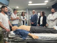 El consejero de Salud, Juan José Pedreño (3d), junto con la directora gerente del SMS, Isabel Ayala (2d), y el gerente del área I de salud, Amancio Marín (d), visitaron la sala de simulación de la Arrixaca, donde se entrena a médicos de urgencias e intensivos para evaluar casos complejos.