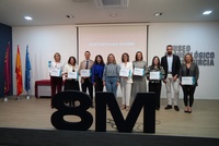 La consejera de Política Social, Familias e Igualdad, Conchita Ruiz, junto a las empresas reconocidas con los distintivos de igualdad DIERM