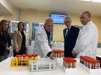 El consejero Juan José Pedreño durante su visita al nuevo laboratorio del hospital Los Arcos del Mar Menor, que garantiza la trazabilidad de las ...