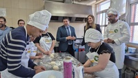El director general Luis Quiñonero visita al alumnado del curso operaciones básicas de cocina del IES Pedro Guillén de Archena