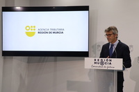 Un momento de la comparecencia del consejero de Hacienda para exponer las novedades de la campaña de la Renta 2024