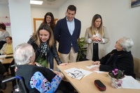 La consejera de Política Social, Familias e Igualdad, Conchita Ruiz, junto con el alcalde de Blanca, Ángel Pablo Cano, durante la visita a la residencia...