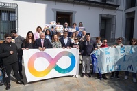 La consejera de Política Social, Conchita Ruiz, junto al alcalde de Blanca, Ángel Pablo Cano y el presidente de Astrade, Javier Ruiz, durante la lectura del manifiesto por el Día Mundial del Autismo