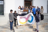 La consejera de Política Social, Conchita Ruiz, junto al alcalde de Blanca, Ángel Pablo Cano y el presidente de Astrade, Javier Ruiz, durante la lectura del manifiesto por el Día Mundial del Autismo (1)