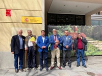 El director general de Producción Agraria, Ganadera y Pesquera, Juan Pedro Vera, junto a los representantes de Fecoam tras la reunión que han mantenido...