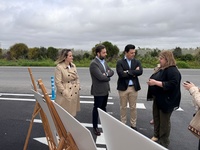El director del Instituto de Turismo y el alcalde de San Javier, durante la visita al nuevo carril bici.