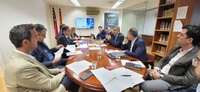 El consejero de Medio Ambiente, Universidades, Investigación y Mar Menor, Juan María Vázquez, durante la reunión con el decano del Colegio Oficial...