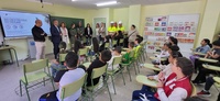 El consejero de Medio Ambiente, Universidades, Investigación y Mar Menor, Juan María Vázquez, durante la charla explicativa del inicio de la campaña divulgativa 'SOS Nidos' 2025 en el CEIP Nuestra Señora de la Salud.