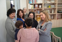La consejera de Política Social, Familias e Igualdad, Conchita Ruiz, junto con la alcaldesa de Yecla, Remedios Lajara, durante su visita a la Casa...