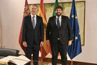 El jefe del Ejecutivo autonómico, Fernando López Miras, recibió hoy en el Palacio de San Esteban al embajador de México en España, Quirino Ordaz.