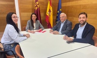 La consejera Carmen Conesa, durante la reunión mantenida hoy con el presidente de la Federación de Moros y Cristianos de Murcia.
